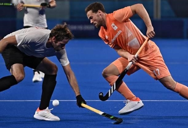 Canada's James Alexander Paget Kirkpatrick and Netherlands' Roel Bovendeert vie for the ball during their men's pool B match of the Tokyo 2020...