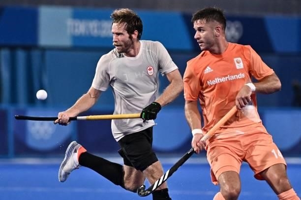 Canada's James Alexander Paget Kirkpatrick and Netherlands' Robbert Kemperman vie for the ball during their men's pool B match of the Tokyo 2020...