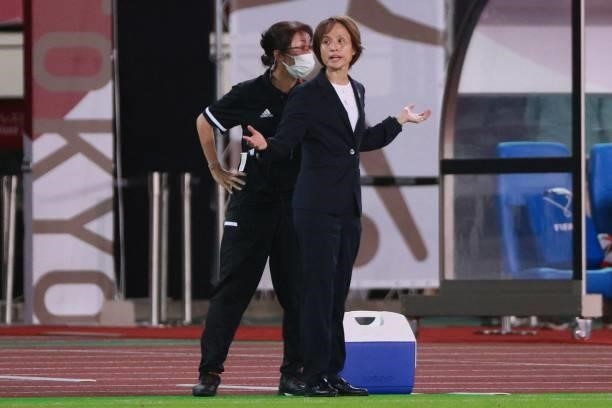 Japan's coach Asako Takakura gestures as she gives instructions to her players from the touchline during the Tokyo 2020 Olympic Games women's group E...