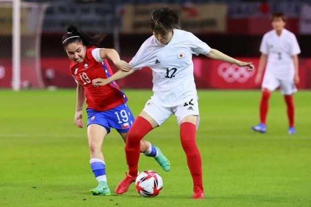 Japan's midfielder Jun Endo fights for the ball with Chile's forward Javiera Grez during the Tokyo 2020 Olympic Games women's group E first round...