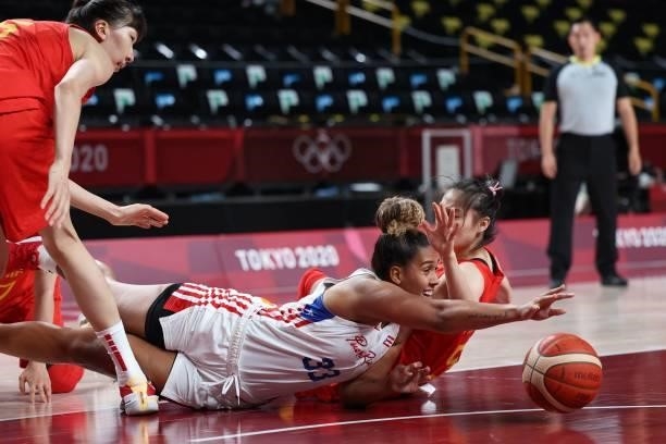 Puerto Rico's India Pagan fights for the ball with China's Wang Siyu in the women's preliminary round group C basketball match between China and...
