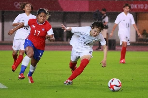 Japan's midfielder Jun Endo fights for the ball with Chile's defender Javiera Toro during the Tokyo 2020 Olympic Games women's group E first round...