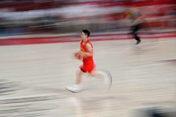 China's Li Yuan runs with the ball in the women's preliminary round group C basketball match between China and Puerto Rico during the Tokyo 2020...