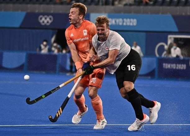 Netherlands' Mink Alphons Louis Van Der Weerden and Canada's Gordon Mackenzi Johnston vie for the ball during their men's pool B match of the Tokyo...