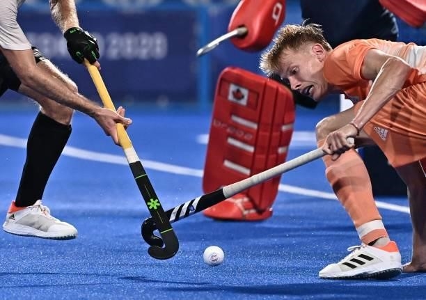 Netherlands' Joep Paul Eric De Mol vies for the ball with Canada's James Alexander Paget Kirkpatrick during their men's pool B match of the Tokyo...