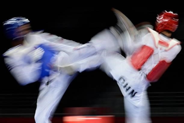 Cuba's Rafael Yunier Alba Castillo and China's Sun Hongyi compete in the taekwondo men's +80kg bronze medal B bout during the Tokyo 2020 Olympic...