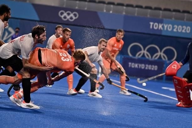 Netherlands' Joep Paul Eric De Mol strikes the ball to score as he is marked by Canada's James Alexander Paget Kirkpatrick during their men's pool B...