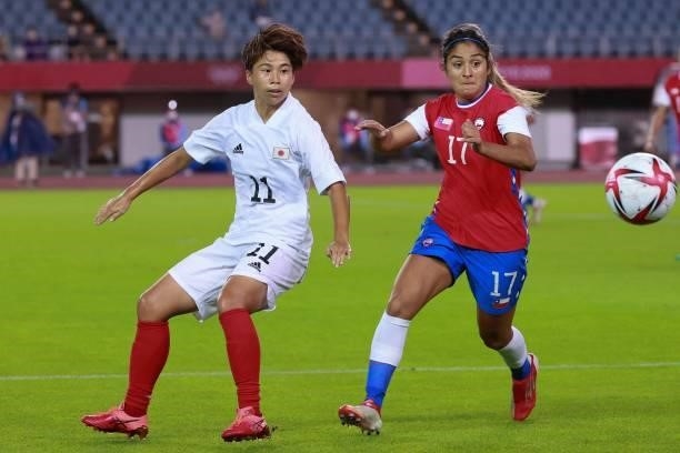 Chile's defender Javiera Toro fights for the ball with Japan's forward Mina Tanaka during the Tokyo 2020 Olympic Games women's group E first round...