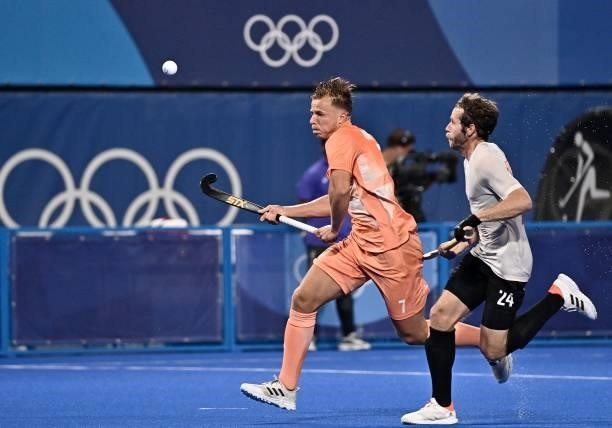 Netherlands' Thijs Johannes Reinier Van Dam and Canada's James Alexander Paget Kirkpatrick run for the ball during their men's pool B match of the...