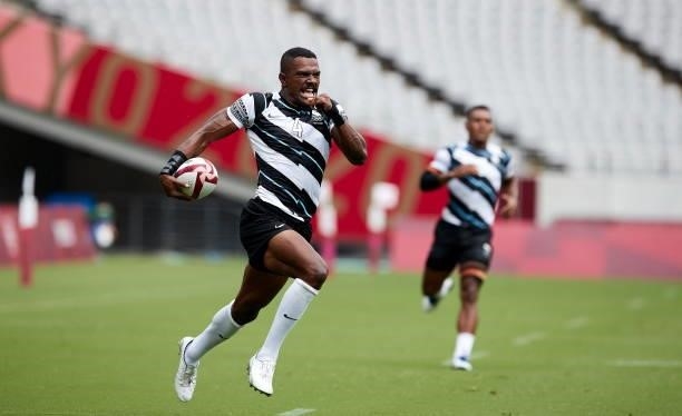 Jiuta Wainiqolo of Fiji controls the ball during the Rugby Pool B match between Fiji and Great Britain on day four of the Tokyo 2020 Olympic Games at...