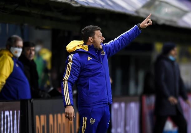 Sebastian Battaglia coach of Boca Juniors gives instructions to his team players during a match between Boca Juniors and San Lorenzo as part of...