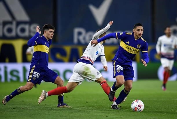 Ezequiel Fernandez of Boca Juniors fights for the ball with Oscar Romero of San Lorenzo during a match between Boca Juniors and San Lorenzo as part...