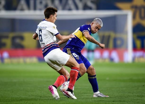 Erik Bodencer of Boca Juniors fights for the ball with Federico Gattoni of San Lorenzo during a match between Boca Juniors and San Lorenzo as part of...