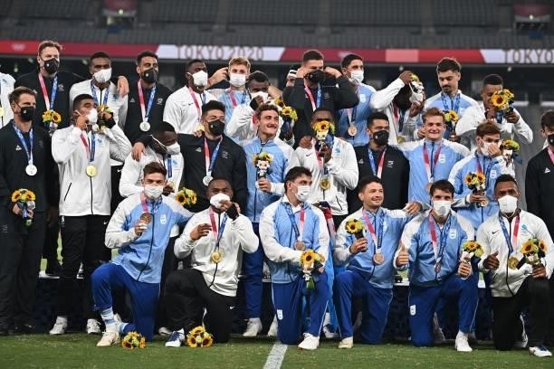 Silver medallists from New Zealand , gold medallists from Fiji and bronze medallists from Argentina pose together after the victory ceremony...