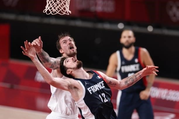 France's Nando De Colo and Czech Republic's Ondrej Balvin look for the rebound in the men's preliminary round group A basketball match between France...
