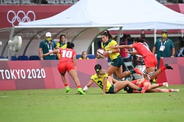 Australia's Charlotte Caslick carries the ball in the women's pool C rugby sevens match between Australia and China during the Tokyo 2020 Olympic...