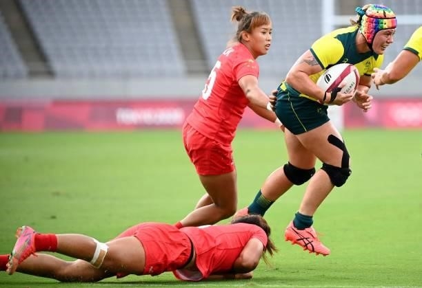 Australia's Sharni Williams runs with the ball in the women's pool C rugby sevens match between Australia and China during the Tokyo 2020 Olympic...