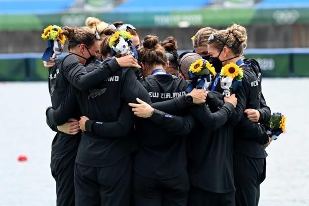 Silver medalists New Zealand's Ella Greenslade, Emma Dyke, Lucy Spoors, Kalsey Bevan, Grace Prendergast, Kerri Gowler, Beth Ross, Jackie Gowler and...