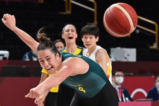 Australia's Jenna O'hea passes the ball in the women's preliminary round group C basketball match between China and Australia during the Tokyo 2020...