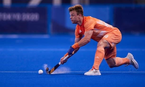 Mink Alphons Louis van der Weerden of Netherlands controls the ball during the Men's Pool B - Hockey Match between Germany and Netherlands on day...