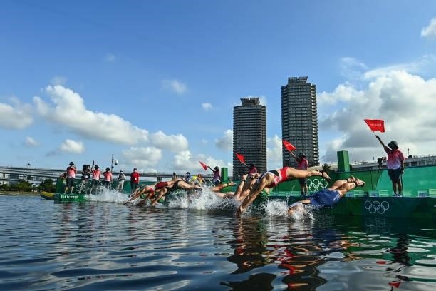 General view shows the mass start during the Triathlon Mixed Relay at Odaiba Marine Park on July 31, 2021 in Tokyo, Japan.