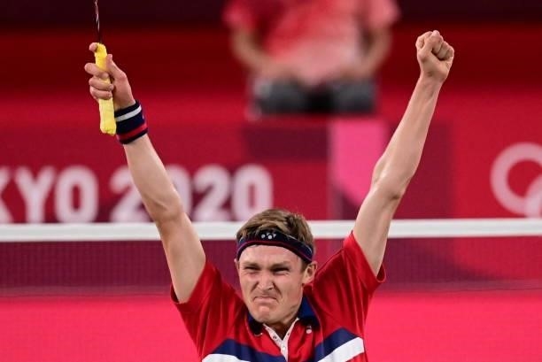 Denmark's Viktor Axelsen celebrates after beating China's Shi Yuqi in their men's singles badminton quarter final match during the Tokyo 2020 Olympic...
