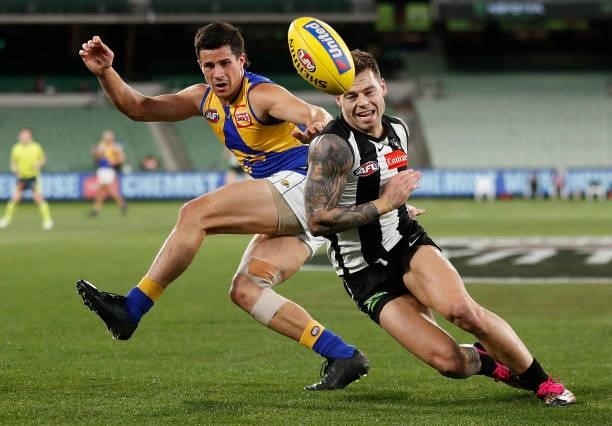 Jamie Elliott of the Magpies and Liam Duggan of the Eagles compete for the ball during the 2021 AFL Round 20 match between the Collingwood Magpies...