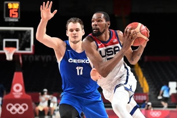 S Kevin Wayne Durant dribbles the ball past Czech Republic's Jaromir Bohacik in the men's preliminary round group A basketball match between USA and...