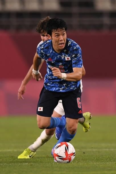 Wataru Endo of Japan dribbles the ball during the Men's Quarter Final match on day eight of the Tokyo 2020 Olympic Games at Kashima Stadium on July...