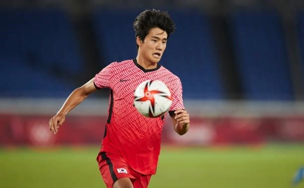 Young-woo Seol of South Korea controls the ball during the Men's Quarter Final match between Republic Of Korea and Mexico on day eight of the Tokyo...