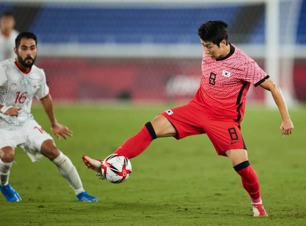 Kang-in Lee of South Korea controls the ball during the Men's Quarter Final match between Republic Of Korea and Mexico on day eight of the Tokyo 2020...