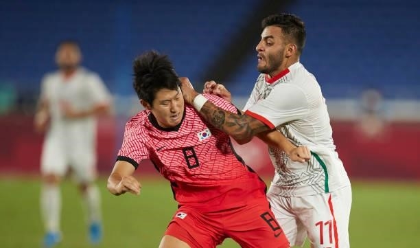 Kang-in Lee of South Korea and Alexis Vega of Mexico battle for the ball during the Men's Quarter Final match between Republic Of Korea and Mexico on...