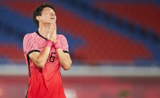 Dong-Kyeong Lee of South Korea looks dejected during the Men's Quarter Final match between Republic Of Korea and Mexico on day eight of the Tokyo...