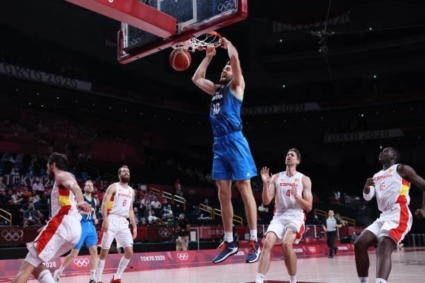Slovenia's Mike Tobey dunks the ball in the men's preliminary round group C basketball match between Spain and Slovenia during the Tokyo 2020 Olympic...