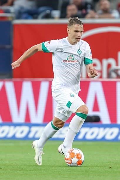 Niklas Schmidt of SV Werder Bremen controls the Ball during the Second Bundesliga match between Fortuna Duesseldorf and SV Werder Bremen at Merkur...