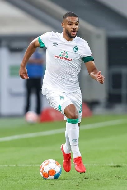 Jean-Manuel Mbom of SV Werder Bremen controls the Ball during the Second Bundesliga match between Fortuna Duesseldorf and SV Werder Bremen at Merkur...