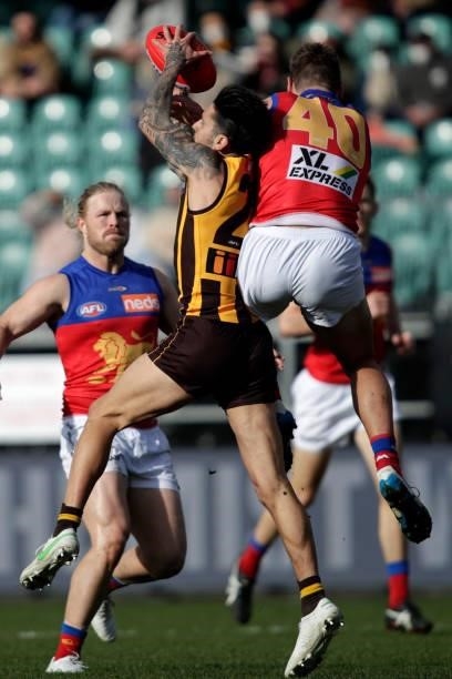Chad Wingard of the Hawks marks the ball during the 2021 AFL Round 20 match between the Hawthorn Hawks and the Brisbane Lions at UTAS Stadium on...