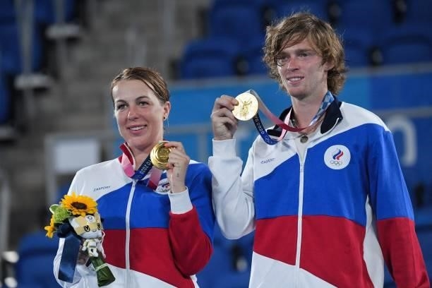Gold medallists Russia's Anastasia Pavlyuchenkova and Russia's Andrey Rublev pose with their medal during the Tokyo 2020 Olympic mixed doubles tennis...