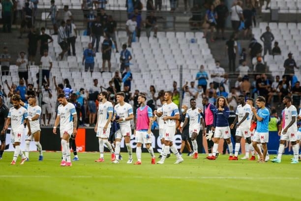 Team Marseille thanks the fans after the friendly football match between Marseille and Villarreal at Orange Velodrome on July 31, 2021 in Marseille,...