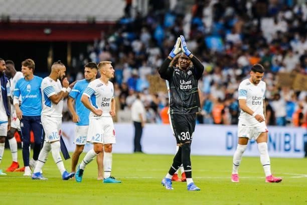 Steve MANDANDA of Marseille thanks the fans after the friendly football match between Marseille and Villarreal at Orange Velodrome on July 31, 2021...