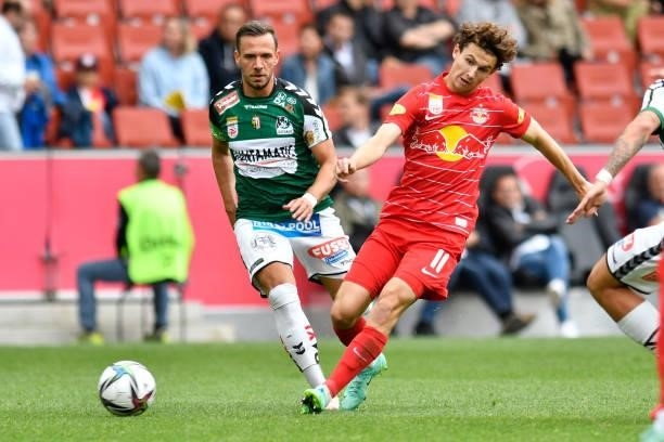 Daniel Offenbacher of Ried and Brenden Russell Aaronson of Salzburg during the Admiral Bundesliga match between FC Red Bull Salzburg and SV...