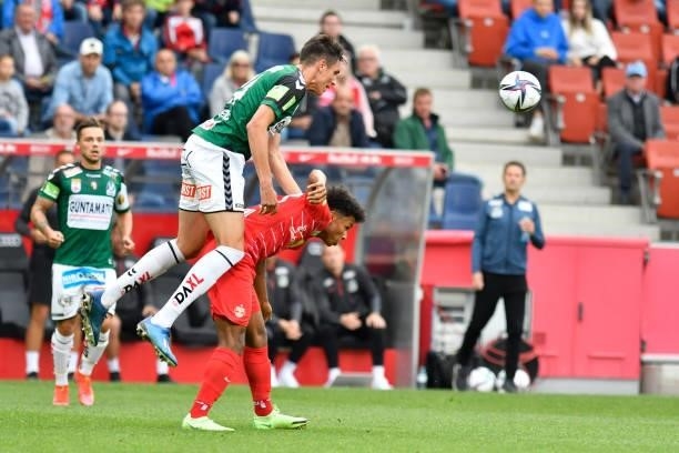 Tin Plavotic of Ried and Karim Adeyemi of Salzburg during the Admiral Bundesliga match between FC Red Bull Salzburg and SV Guntamatic Ried at Red...