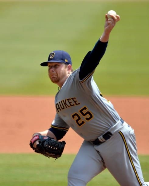 Brett Anderson of the Milwaukee Brewers pitches in the second inning against the Atlanta Braves at Truist Park on August 1, 2021 in Atlanta, Georgia.