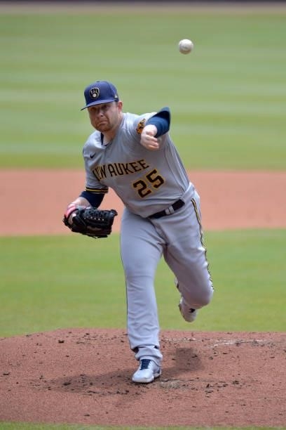 Brett Anderson of the Milwaukee Brewers pitches in the first inning against the Atlanta Braves at Truist Park on August 1, 2021 in Atlanta, Georgia.
