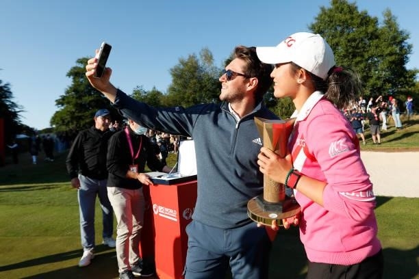 Pajaree Anannarukarn of Thailand poses with the trophy and Niall Horan following her victory during the final round of the ISPS HANDA World...