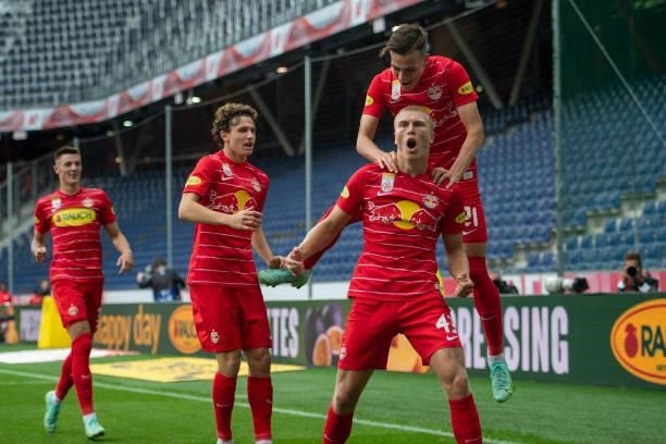 Benjamin Sesko, Brenden Aaronson, Rasmus Kristensen and Luka Sucic of FC Red Bull Salzburg celebrate during the Admiral Bundesliga match between FC...