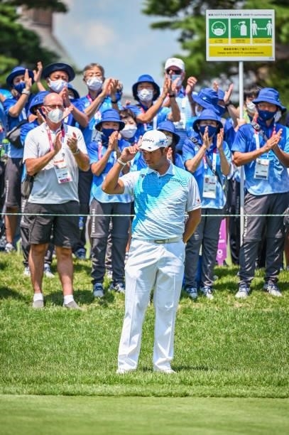 Hideki Matsuyama of Team Japan tips his cap as he is introduced and volunteers applaud on the first tee during the final round of Mens Individual...