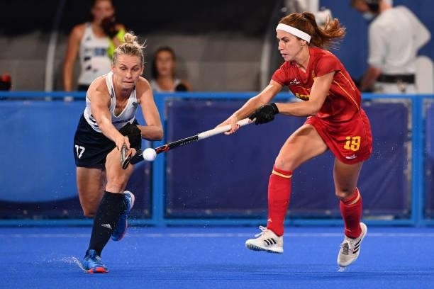 Britain's Leah Julia Wilkinson and Spain's Begona Garcia vie for the ball during their women's quarter-final match of the Tokyo 2020 Olympic Games...