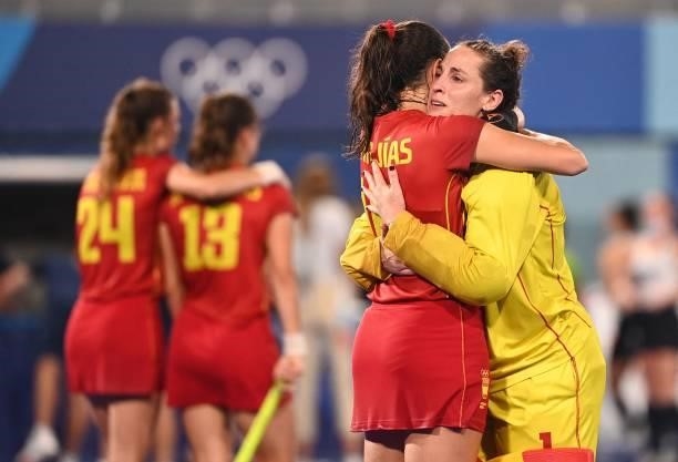 Spain's goalkeeper Maria De Los Angeles Ruiz and teammate Candela Mejias embrace after losing the penalty shoot-out to Britain after tying 2-2 in...