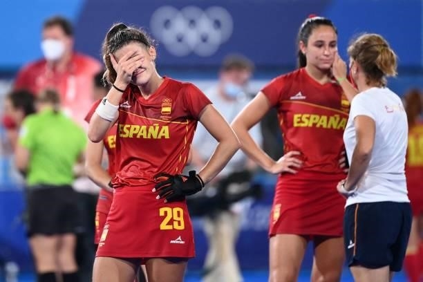 Spain's Lucia Jimenez reacts after losing the penalty shoot-out to Britain after tying 2-2 in their women's quarter-final match of the Tokyo 2020...